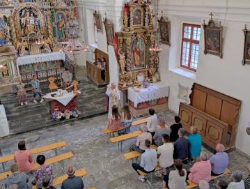 Duhovni pomočnik Simon Fortuna je po maši na Gori blagoslovil kruh in vino za romarje iz Stare Oselice. FOTO: JURE FERLAN