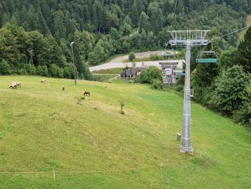 V STC Stari vrh so letos prvič tudi poleti omogočili panoramske vožnje s šestsedežnico na Stari vrh. FOTO: MIHA MRAK