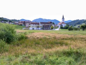Konec julija bo občina začela urejati komunalno infrastrukturo na območju Trate v Gorenji vasi. FOTO: TINA DOKL