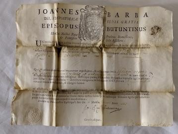 Potrditveno listino o pristnosti relikvij je škof Joannes Barba izdal leta 1747 v Bitontu. FOTO: JURE FERLAN