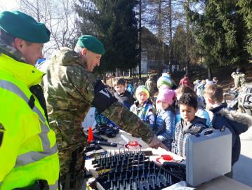 V januarju se je učencem OŠ Poljane pred šolo predstavila Slovenska vojska.
