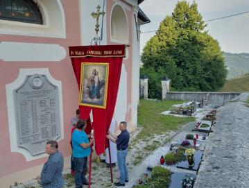Bandero morajo zaradi velikosti nesti kar trije nosači, to opravilo pa zahteva tudi precej spretnosti. FOTO: JURE FERLAN