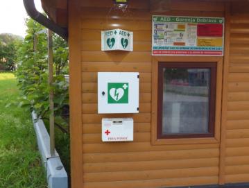 Defibrilator na Gorenji Dobravi je nameščen na lesenem objektu ob glavni cesti Gorenja vas–Lučine. FOTO: JURE FERLAN