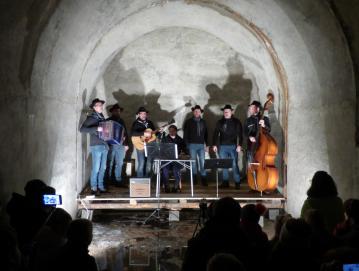 Štedientje nastopajo na različnih prireditvah, med drugim tudi v utrdbi Hlavče Njive. FOTO: JURE FERLAN