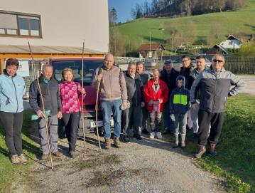 Člani Turističnega društva Gorenja vas in Ribiške družine Visoko so to pomlad spet čistili obrežja Sore. FOTO: JURE FERLAN