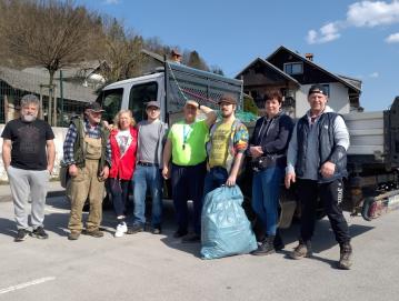 Del udeležencev, ki so na čistilni akciji poskrbeli za zaključna opravila FOTO: JURE FERLAN