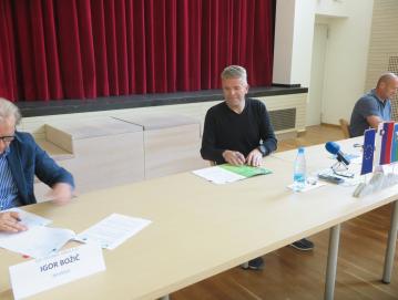 Župan Občine Gorenja vas - Poljane Milan Čadež je z izbranima izvajalcema podpisal pogodbo za gradnjo vodovodnih sistemov Lučine in Vršajn - Brda.