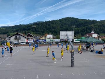 Na Košarkarskem festivalu v Gorenji vasi je košarko igralo 270 otrok. FOTO: JURE FERLAN