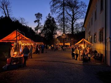V idiličnem ambientu Dvorca Visoko lahko doživite pričakovanj polno predbožično vzdušje na Adventnem sejmu. FOTO: ARHIV ZAVODA