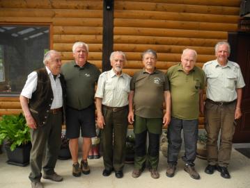 Na njegovem domu so jubilanta obiskali lovski prijatelji. Z leve: Joško Muri, Branko Galjot, Vili Tomat, jubilant Lado Dolenc, Peter Belehar in France Ekar. FOTO: ARHIV FRANCETA EKARJA