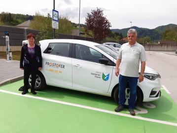 Dva od šestih prostovoljnih šoferjev v naši občini, Nina Lokar in Drago Trček, ob vozilu za brezplačne prevoze
