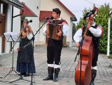 Glasbeniki folklorne skupine Turističnega društva Sovodenj v Novi Oselici FOTO: MILKA BURNIK