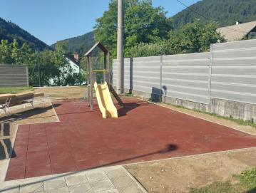 Kamenčke pod otroškim toboganom so zamenjali z gumirano podlogo. FOTO: JURE FERLAN