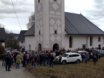 Letos se je na Jarčjem Brdu zbralo veliko število romarjev k sv. Valentinu. FOTO: JURE FERLAN