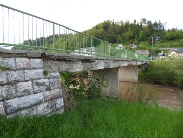 Dotrajani most čez Poljansko Soro bodo nadomestili z novim. FOTO: JURE FERLAN