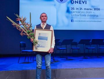 Janez Koprivec ob prejemu priznanja zdravnik leta FOTO: ARHIV ZDRUŽENJA ZDRAVNIKOV DRUŽINSKE MEDICINE
