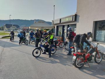 Mopedisti so se s svojimi tomosi odpravili na 130 kilometrov dolgo pot po stari cesti do slovenske obale. FOTO: JURE FERLAN