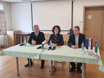 Milan Čadež, Karmen Praprotnik in Žan Mahnič so predstavili aktivnosti, ki potekajo za sanacijo treh problematičnih cestnih odsekov v občini. FOTO: MATEJA RANT