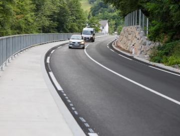 Obnovljena cesta proti Sovodnju FOTO: TINA DOKL