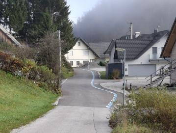 Ob lokalni cesti Podgora–Trebija so na delu pešpoti skozi vas uredili tudi talne označbe za pločnik za pešce. FOTO: GAŠPER ČADEŽ
