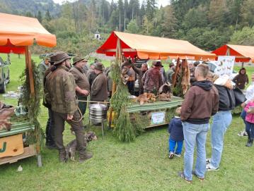 Na stojnicah so člani lovskih družin predstavili svoje dejavnosti, ki poleg lova obsegajo tudi skrb za živali. FOTO: ARHIV ZAVODA POLJANSKA DOLINA