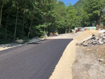 Asfaltiranje ceste na Trebiji FOTO: ARHIV OBČINE