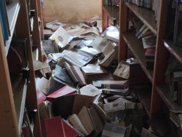 Razdejanje, ki so ga poplave pustile v Krajevni knjižnici Poljane FOTO: ARHIV KNJIŽNICE