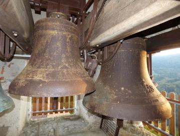 Na obeh zvonovih je napis K I D (Kranjska industrijska družba) in letnica MCMXXII (1922). FOTO: JURE FERLAN