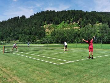 Dvorec Visoko je zadnjo nedeljo v juniju gostil odprto prvenstvo dvojic v tenisu na travnatem igrišču.