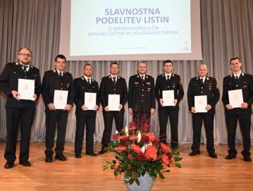 Poveljnik GPO Gorenja vas - Poljane Roman Kokalj in novi gasilski častniki (od leve proti desni): Matej Martinčič, Mitja Toplak, Domen Božičnik, Gregor Stanonik, Tadej Rudolf, Matija Božnar in Grega Krek. Manjkata Andrej Jereb in Urban Kokalj.
