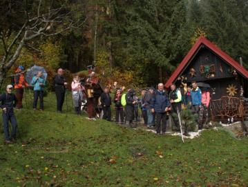 Pohodniki na zadnjem Valentinovem pohodu pri pravljični hiški Salvina Petriča FOTO: HERMINA JELOVČAN