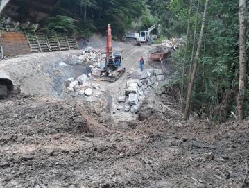 Nadaljuje se obnova ceste Murave– Gorenja Žetina, kjer bodo sanirali še pet cestnih usadov in tri zemeljske plazove. Foto: arhiv občine