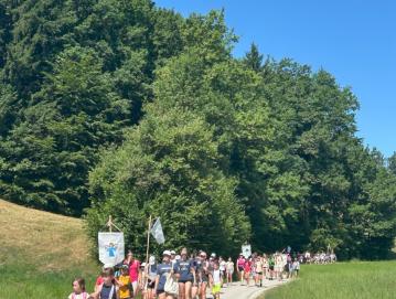 Otroci so se odpravili na oratorijski pohod na Dobravšce. FOTO: MAJA FILIPIČ