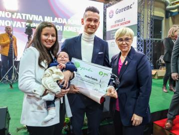 Aleš Čadež na podelitvi v družbi zaročenke Lucije Mur z dva meseca starim sinom Maksom in predsednico države Natašo Pirc Musar FOTO: TINA DOKL