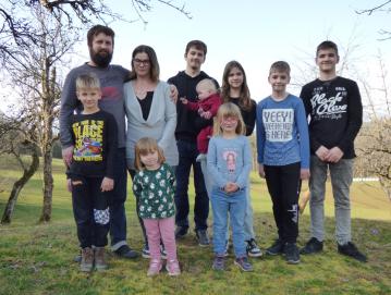 Jure in Urška Štucin ter njunih osem otrok so najštevilnejša družina v občini. Foto: Jure Ferlan