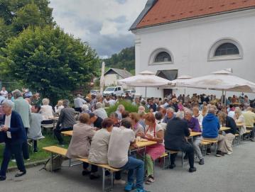 Župnijskega dne na Trati se je udeležilo več kot 350 ljudi FOTO: JURE FERLAN