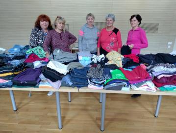 Marija Knafelj (prva z leve) skupaj s prostovoljkami KORK Gorenja vas na eni izmed zbiralnih akcij FOTO: JURE FERLAN