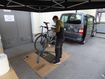 V Gorenji vasi so občanom omogočili brezplačen pregled koles. FOTO: JURE FERLAN