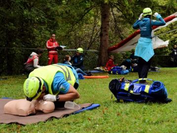 Ekipe so se spoprijele tudi s simulacijo nesreče strmoglavljenega zrakoplova. Foto: arhiv URSZR