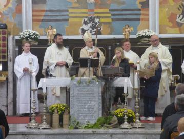 Apostolski nuncij Jean-Marie Speich je blagoslovil spominsko ploščo ob začetku obnove Županuša, ki bo postalo župnišče, za kar so se mu Poljanci zahvalili z darilom. FOTO: JURE FERLAN