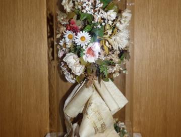 Novomašni šopek iz leta 1894 se je pod stekleno kupolo dobro ohranil. FOTO: JURE FERLAN