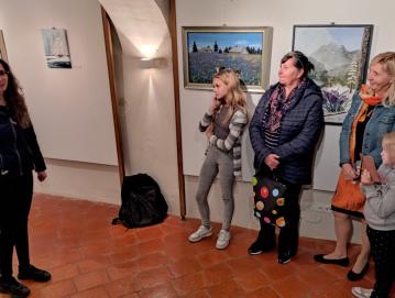 Na odprtju novembrske razstave sta navzoče pozdravili vodja sekcije Zvezdana Kralj (druga z desne) in mentorica Jerneja Kos (levo). FOTO: JURE FERLAN