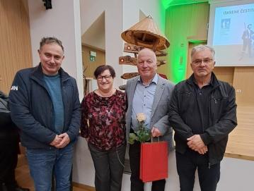 Na podelitvi priznanj Planinske zveze Slovenije (od leve proti desni): Rafael Krvina, Vanja Trček, Drago Trček in Silvo Pivk FOTO: MELITA KOKALJ