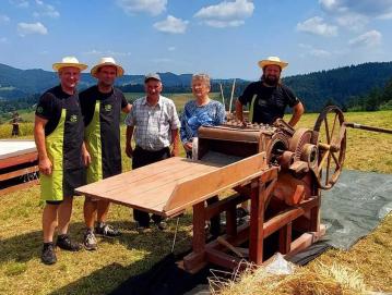 Na Prazniku žetve so letos prvič mlatili z mlatilnico na ročni pogon. FOTO: ŠTEFAN BOGATAJ
