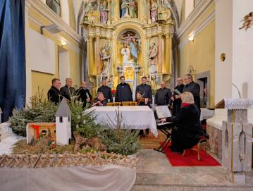 Pevci okteta Oremus so skupaj z instrumentalisti navdušili občinstvo v gorenjevaški cerkvi. Foto: Jure Ferlan