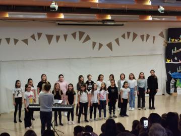 Otroški pevski zbor Mavrica FOTO: LIDIJA RAZLOŽNIK