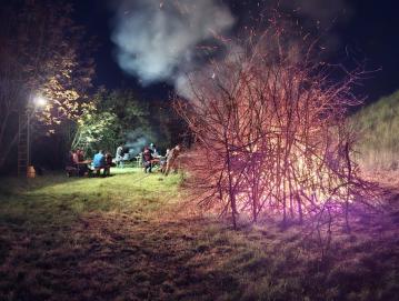 Toplota kresnega ognja je udeležence prijetno ogrela v svežem večeru. Foto: Jožef Čepin
