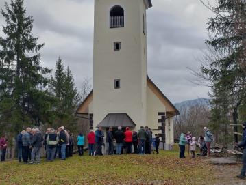 Na Miklavževo so na Svetem Urbanu proslavili zavetnico sveto Barbaro in se spomnili nekdanjih rudarjev, iz zvonika se je oglasilo tudi pritrkovanje. FOTO: JURE FERLAN
