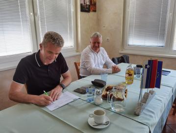 Zavezo sta na dogodku podpisala župan Milan Čadež in direktor Tomaž Trobiš. FOTO: KRISTINA BOGATAJ