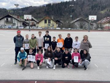 Najboljši atleti 7. razreda z učiteljema športa in ravnateljico FOTO: ARHIV ŠOLE